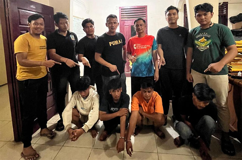 Kapolsek Kandis Kompol H Herman Pelani bersama empat terduga pelaku dugaan kekerasan seksual di Kandis Siak, Rabu (29/10/2025).