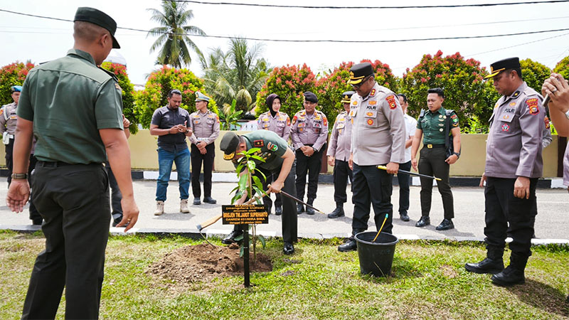 Danrem 031/Wirabima Brigjen TNI Jarot Suprianto didampingi Kapolres Kampar AKBP Bobby Ramadhan menanam pohon di Mapolres Kampar, Bangkinang, Rabu (29/10/2025).