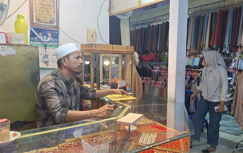 Warga lebih banyak menjual emas di Toko Mas Sumatera Plaza Bangkinang Blok B, Rabu (29/10/2025).
