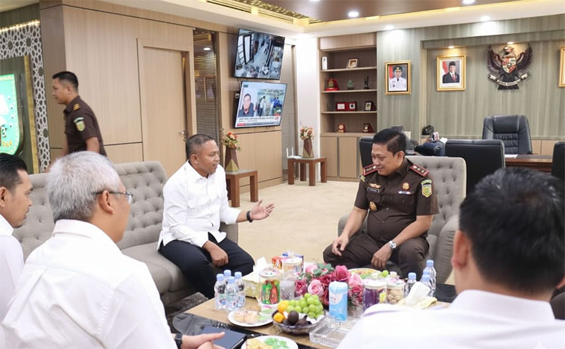 Kajati Sutikno berbincang bersama Gubernur Riau Abdul Wahid pada kunjungan silaturahmi dan koordinasi, Rabu (29/10/2025).