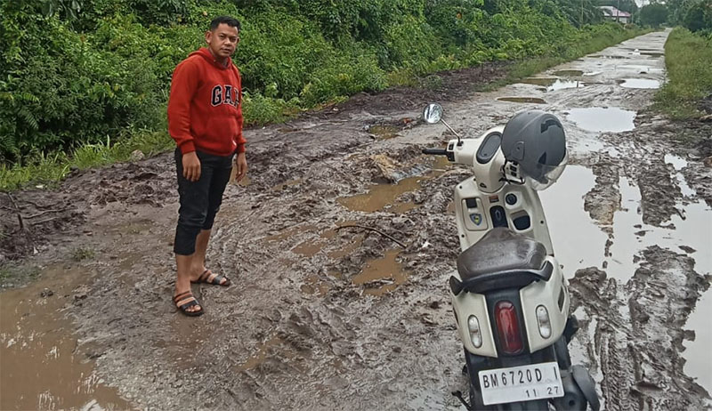 Kondisi jalan poros desa Kembung Luar menuju Desa Teluk Lancar kondisinya memprihatinkan dan sangat sulit dilewati dengan kendaraan roda dua maupun empat.
