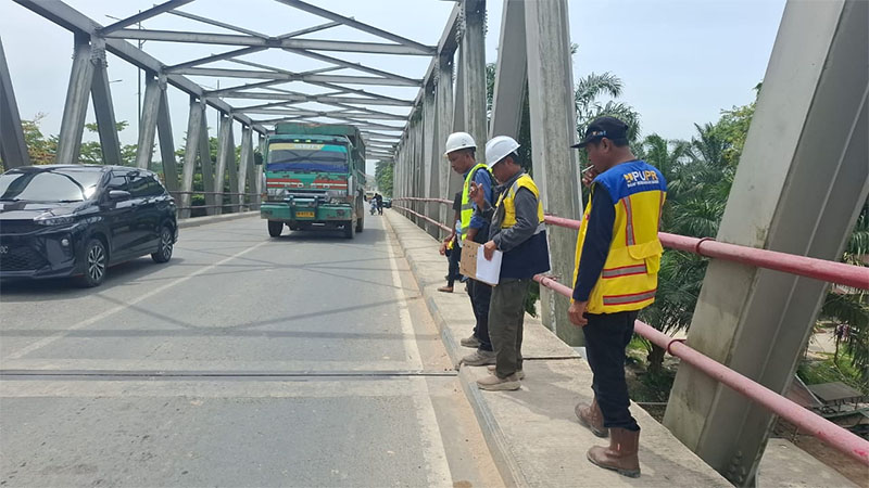 Tim dari BPJN Riau melakukan pemeriksaan kondisi jembatan Siak II, Rabu (29/10/2025).