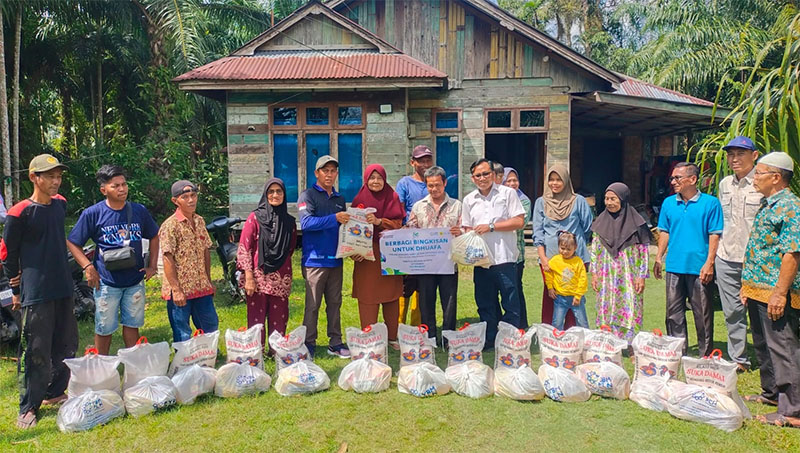 FW-RPG menyalurkan bantuan sembako gratis dari PLN ULP Bengkalis untuk warga kurang mampu di Desa Kembung Luar Kecamatan Bantan, Rabu (29/10/2025).