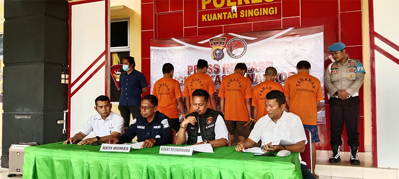 Kasatres Narkoba Polres Kuansing, Iptu Hasan Basri membeberkan ungkapan kasus narkotika selama tiga bulan terakhir, Rabu (29/10/2025).