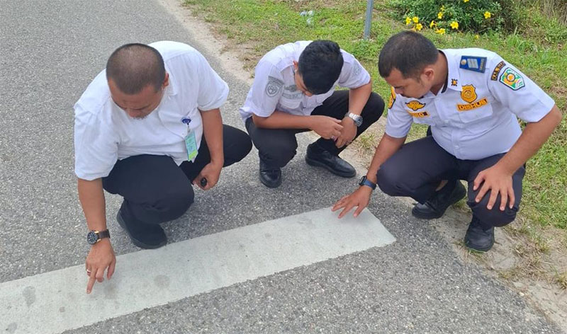 Kasi Angkutan Dishub Siak Janu Wira bersama timnya melakukan pengecekan rutin marka jalan dan zebra cross di Kecamatan Pusako, Kabupaten Siak, Rabu (29/1/2025).