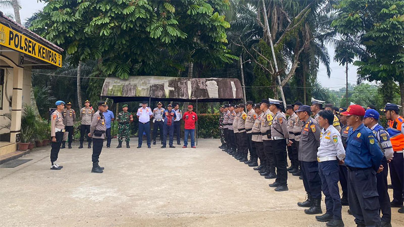 Kabag Ops Polres Inhil AKP Buha Siahaan memimpin apel pengamanan pelaksanaan MTQ Inhil ke-55 di Kecamatan Kempas, Rabu (29/10/2025).