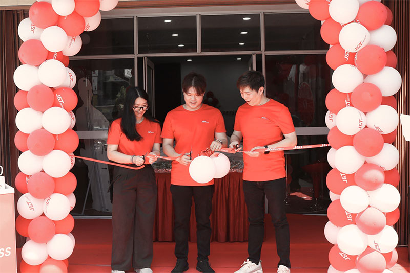 Manager Customer Management J&T Express, Erica Chandra, GM J&T Express Pekanbaru, Suprianto dan  Komisaris J&T Express, Iwan Senjaya, saat meresmikan Drop Point Signature Pekanbaru, Senin (28/10/2025)