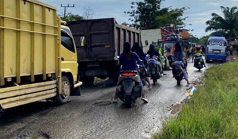 Salah satu jalan provinsi, di wilayah Kecamatan Sinaboi, Rohil dalam kondisi rusak dan mengakibatkan kemacetan, baru-baru ini.