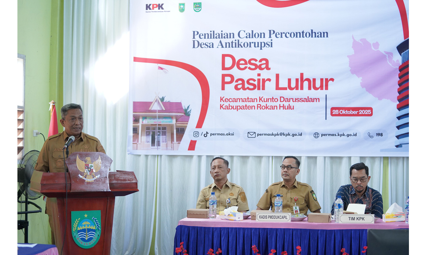 Bupati Rohul Anton ST MM memberikan sambutan saat menghadiri kegiatan penilaian calon percontohan desa antikorupsi oleh Tim KPK dan Pemerintah Provinsi Riau di Desa Pasir Luhur, Kecamatan Kunto Darussalam, Selasa (28/10/2025).