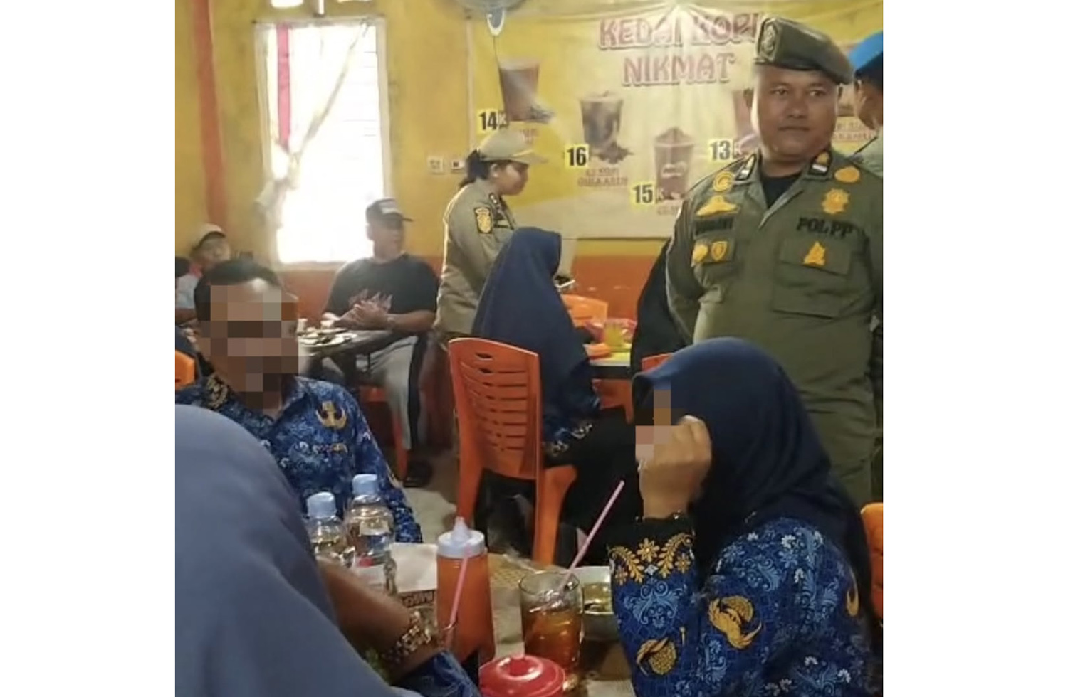 Satpol PP Riau melakukan razia ASN yang sedang nongkrong di kedai kopi, Selasa (28/10/2025).