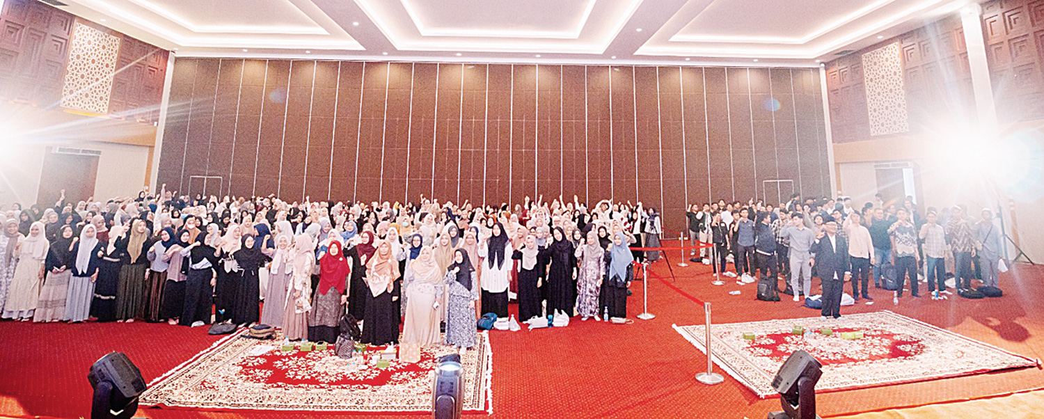 Ketua Pembina Yayasan Abdurrab Dr  dr Susiana Tabrani MPd foto bersama dengan peserta Rab Student Series 1 di Susiana Tabrani Convention Hall (STCH), Jalan Bakti Pekanbaru, Selasa (28/10/2025).