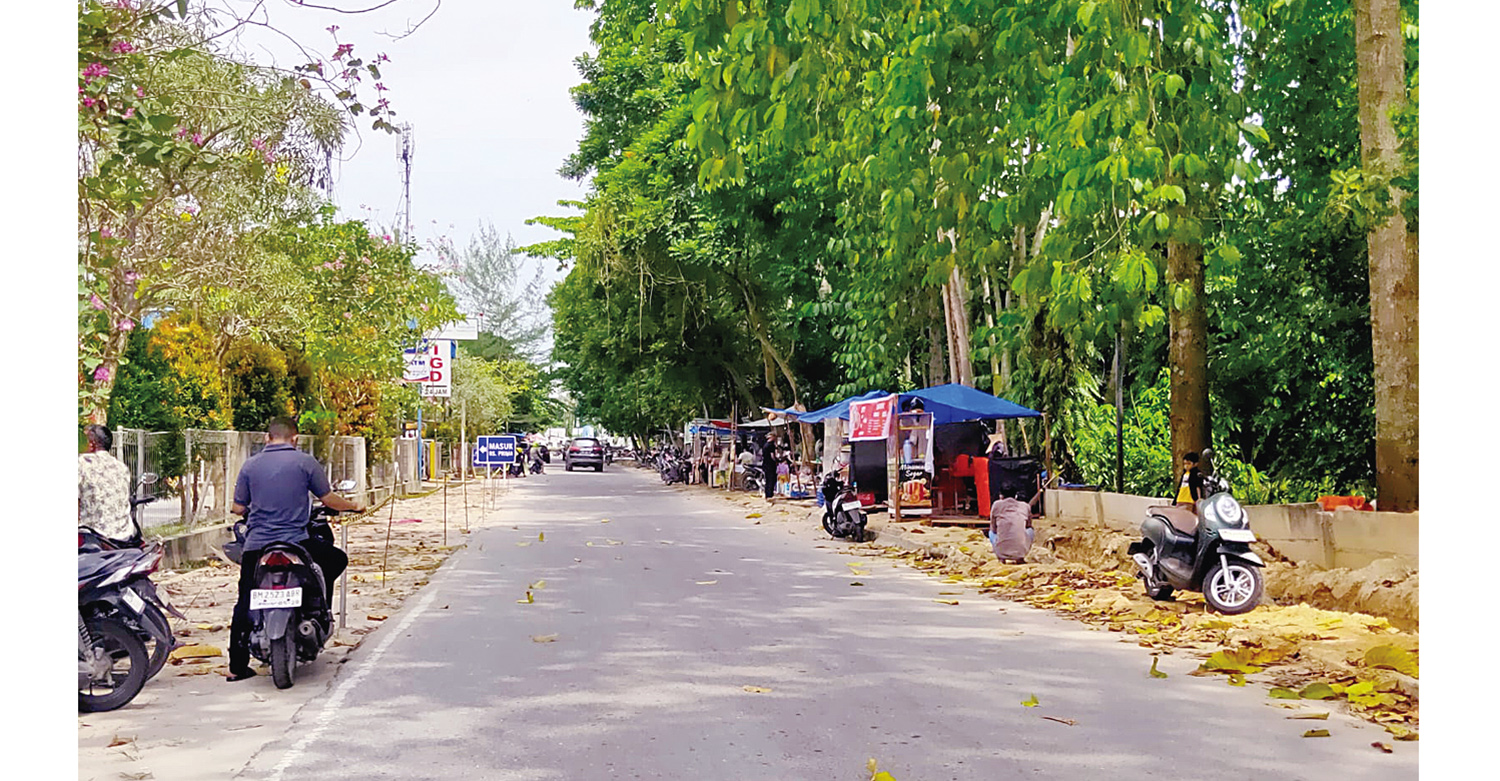 Pedagang kaki lima kembali  berjualan dengan membangun lapak di atas drainase  yang belum selesai dibangun di Jalan Bima, Kecamatan Binawidya, Selasa (28/10/2025).