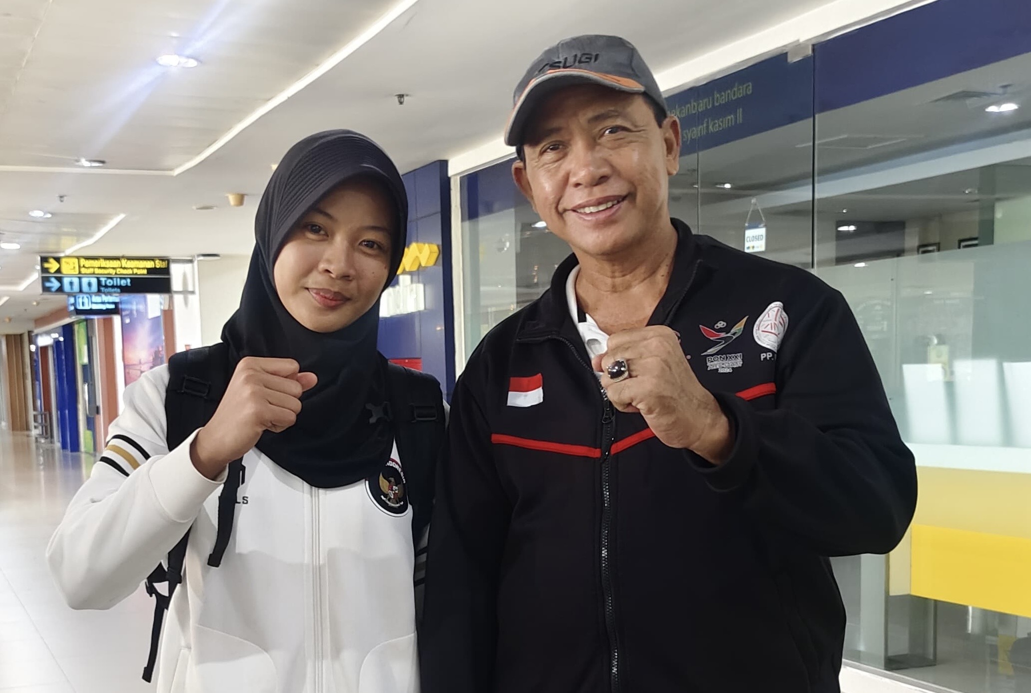Atlet Teqball Riau Zahrotus Syifa foto bersama Ketua Pengprov POTSI Riau Moh Aminullah setibanya di Pekanbaru dari Kejuaraan Internasional di Bahrain, Oktober 2025.