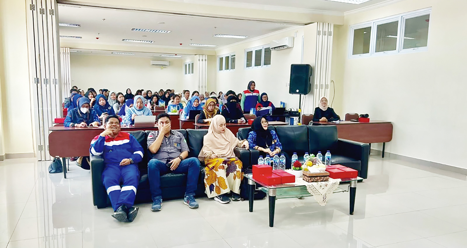 Mendengarkan: Peserta seminar dan talkshow bertajuk &ldquo;Youth Energy: Igniting Business Spirit for Indonesia&rsquo;s Future&rdquo; antusias mendengarkan penyampaian makalah oleh pembicara di Pekanbaru, Selasa (28/10/2025).