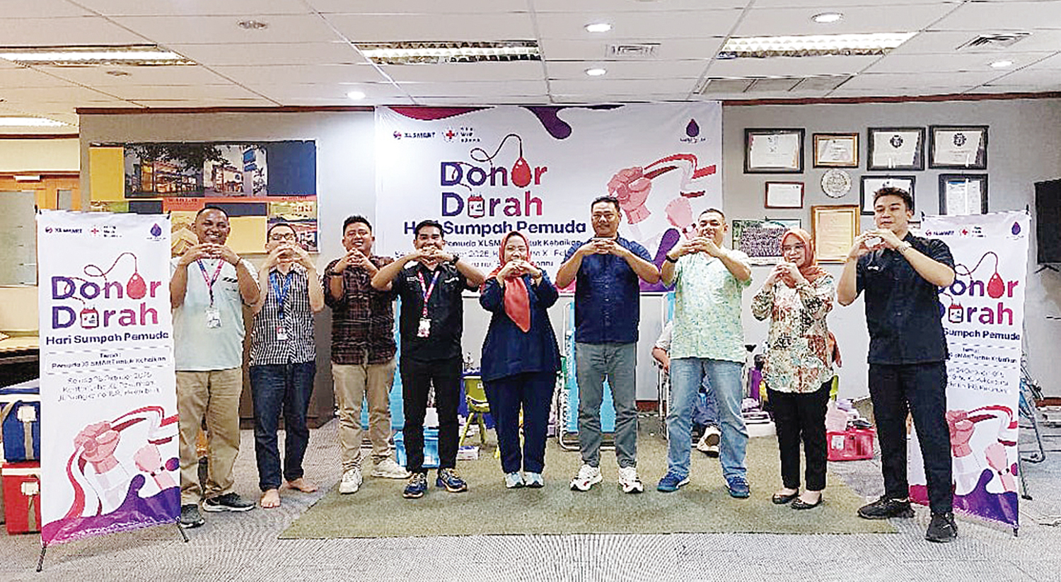 Jajaran manajemen dan karyawan XLSmart Pekanbaru foto bersama saat mengikuti kegiatan donor darah dalam rangka memperingati Hari Sumpah Pemuda di Kantor XLSmart  Pekanbaru, Selasa (28/10/2025).