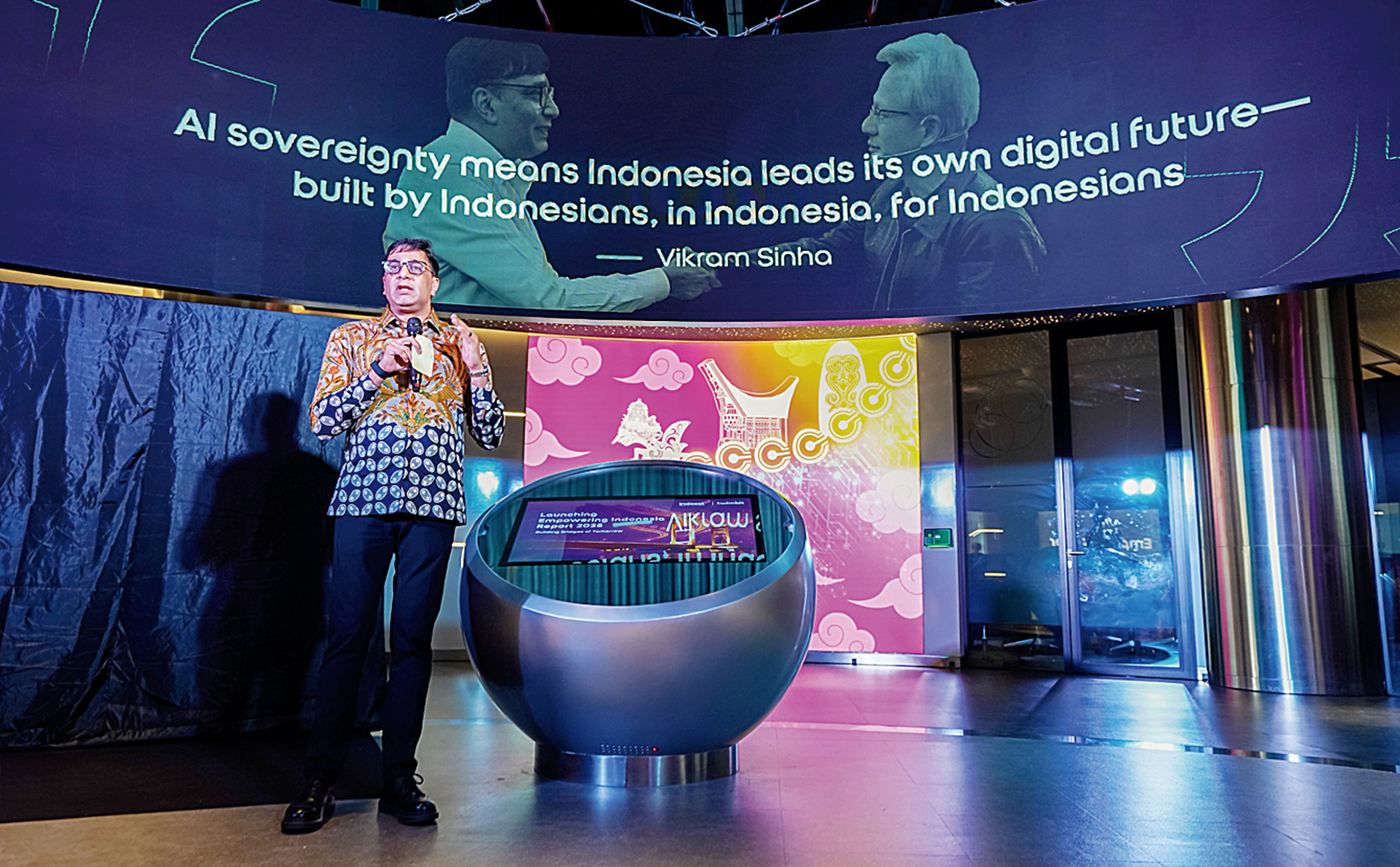 MENYAMPAIKAN SAMBUTAN: President Director and CEO Indosat Ooredoo Hutchison Vikram Sinha saat me&shy;nyampaikan sambutan pada acara peluncuran Empowering Indonesia Report 2025 di Jakarta, baru-baru ini.