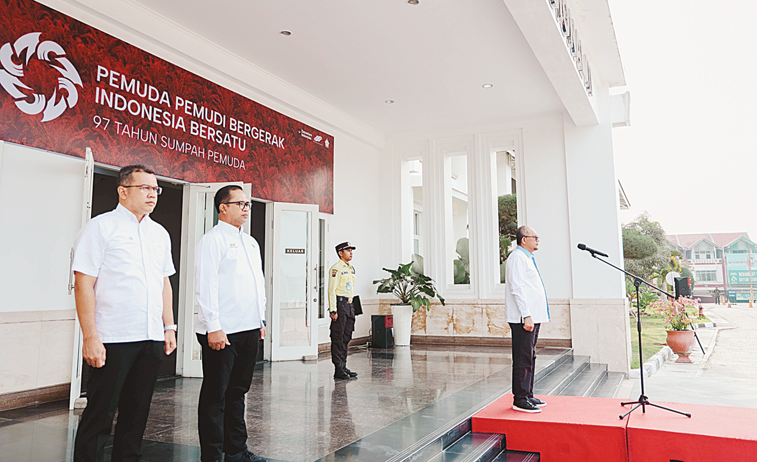 memimpin upacara Region Head PTPN IV Regional III Ahmad Gusmar Harahap saat memimpin upacara peringatan Hari Sumpah Pemuda ke-97 di halaman kantor Region Office PTPN IV Regional III, Selasa (28/10/2025).