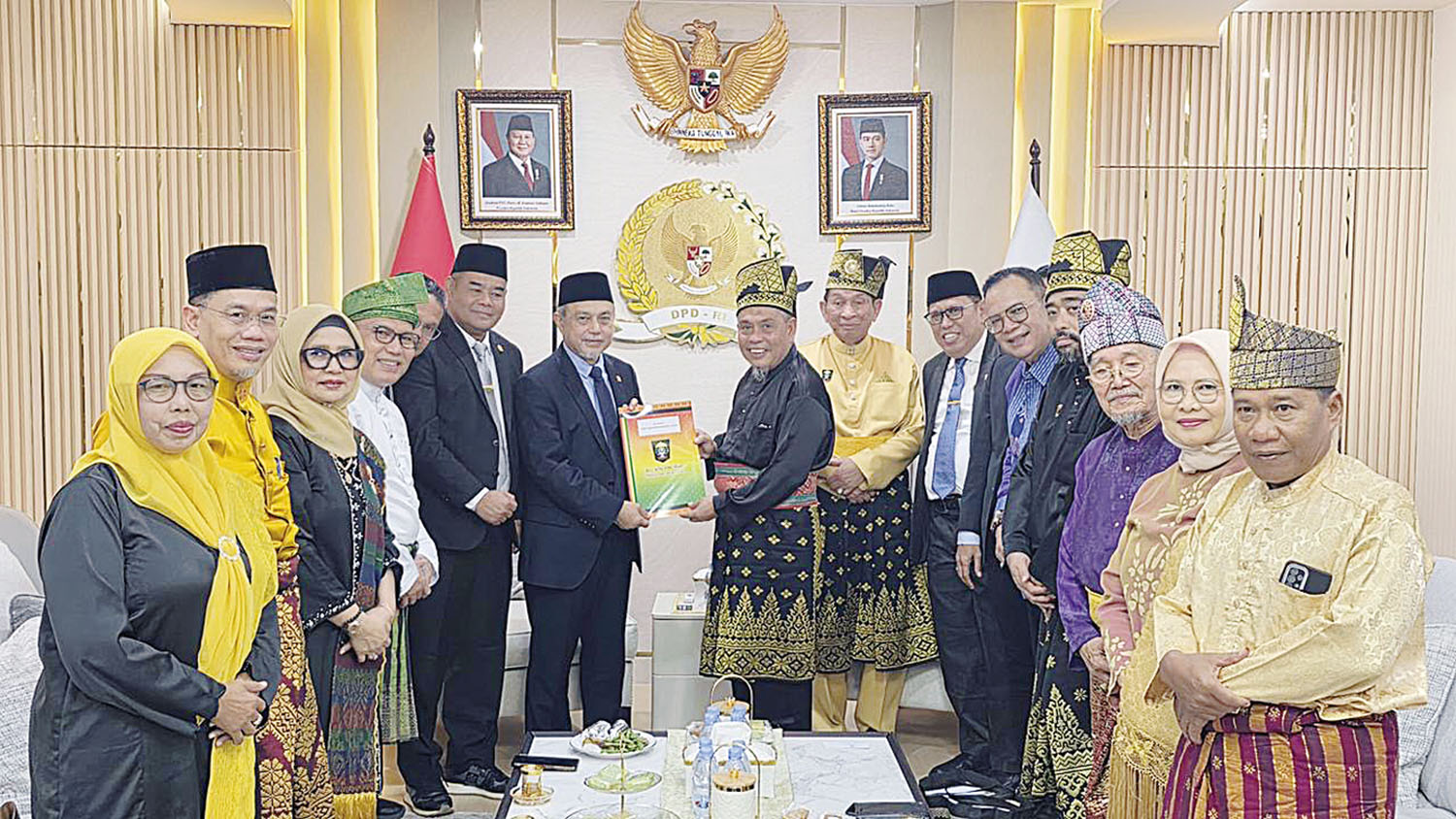 Ketua Umum Dewan Pimpinan Harian (DPH) Lembaga Adat Melayu Riau (LAMR) Datuk Seri H Taufik Ikram Jamil didampingi Ketua Umum Majelis Kerapatan Adat (MKA) LAMR Datuk Seri H Marjohan Yusuf menyerahkan &nbsp; dokumen perwujudan Daerah Istimewa Riau (DIR) ke