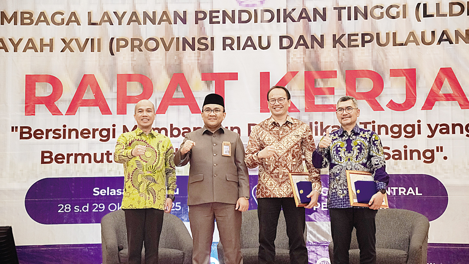Kepala LLDIKTI Wilayah XVII Riau dan Kepulauan Riau Dr H Nopriadi SKM MKes foto bersama dengan para pembicara raker dan moderator, Selasa (28/10/2025).