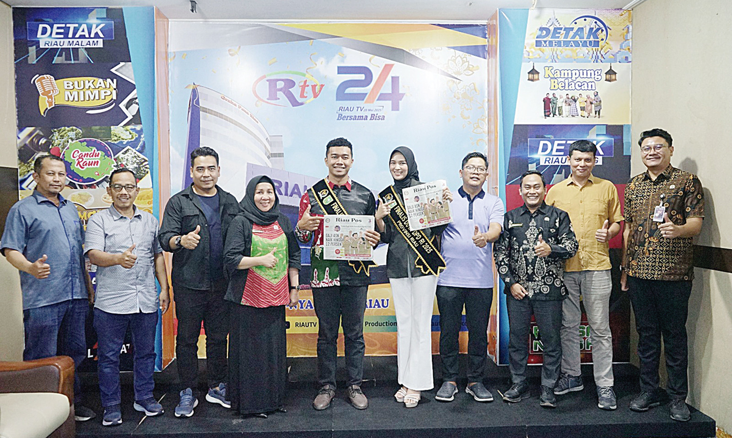 Kepala Kantor DPD RI Ida Hariyani (empat kiri) bersama Kasubbag Renkeu Zaki Mutaqqin SSTP (kanan), Imron Rosadi  SKom (tiga kanan), Duta DPD RI Provinsi Riau Deri Wanhar Saputra (lima kiri), dan Friskhia Hani (lima kanan), foto bersama Direktur Utama Riau