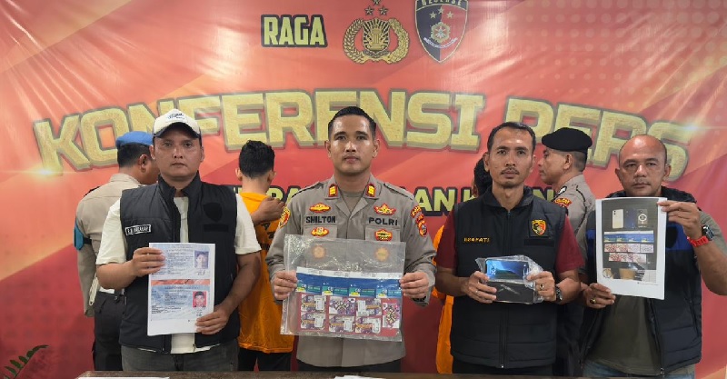 Kapolsek Pangkalankerinci AKP Shilton menggelar ekspose penangkapan oknumsales Axis dan XL, AS dan oknum leasing PT FIF Pekanbaru TMS terkait peredaran kartu prabayar perdana yang sudah diregistrasi.
