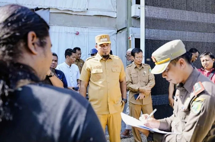 Bupati Inhu Ade Agus Hartanto S.Sos MSI bersama OPD terkait meninjau kadang ayam yang diduga pemicu banyak alat, Selasa (28/10/2025)