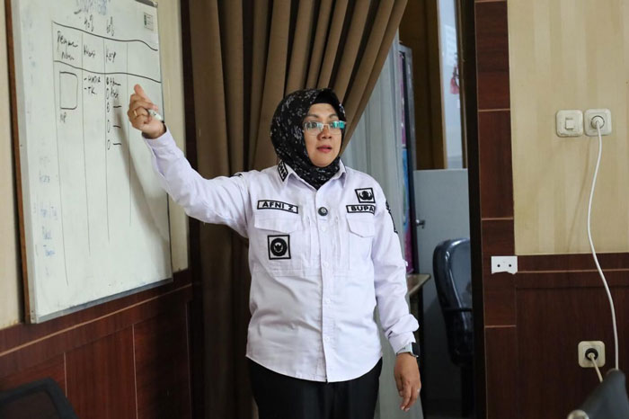 Bupati Siak Afni memberikan penjelasan saat kunjungan kerja ke Kantor Kominfo Siak, Rabu (29/10/2025).