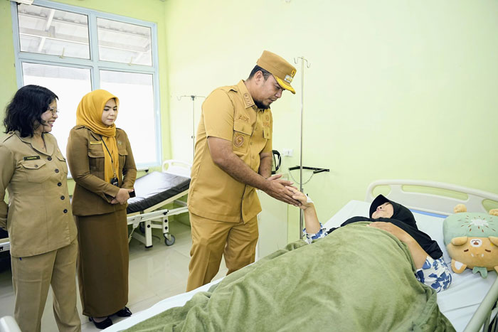 Bupati Inhu Ade Agus Hartanto S.Sos MSI didampingi Plt Kepala Dinkes Inhu, Sandra SKM MKM saat meninjau pasien diduga keracunan makanan di RSUD Indrasari Rengat, Selasa (28/10/2025)