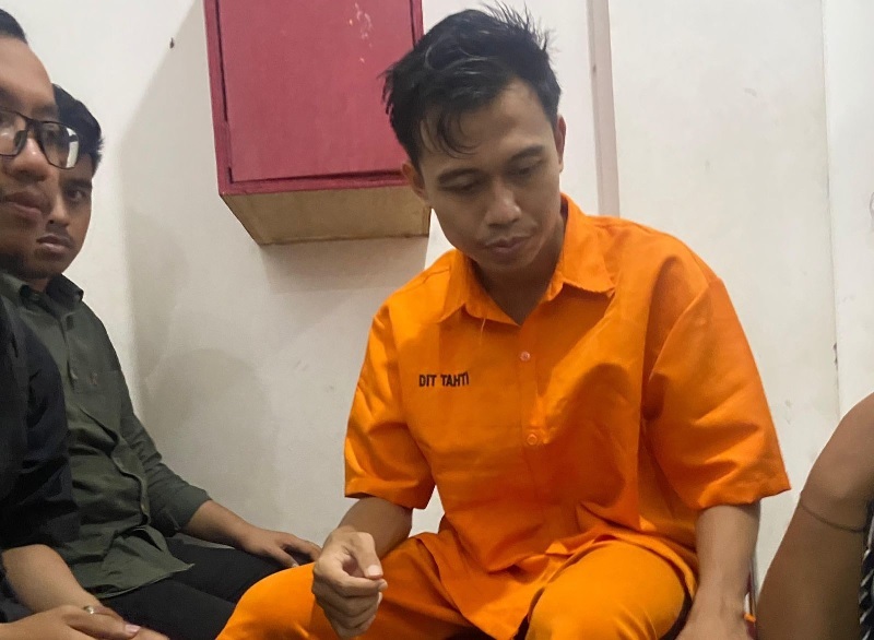 Aktivis, Khariq Anhar saat ditemui oleh rekan-rekannya di rumah tahan Polda Metro Jaya, beberapa waktu lalu.