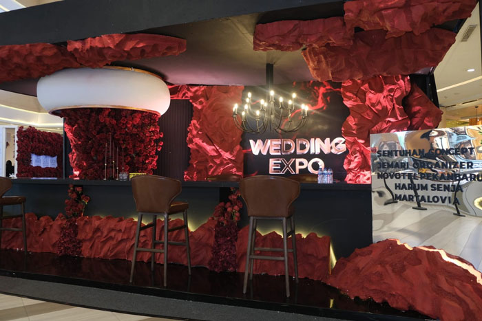 Booth Novotel yang mewah dan elegan hadir di wedding expo Living World Pekanbaru dengan beragam penawaran menarik.