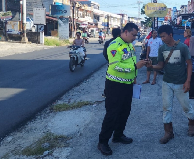 Polisi lakukan olah TKP di Jalan Srikandi, Kecamatan Bina Widya, Pekanbaru, Selasa (28/10/2025) siang, tepatnya di depan Jasmine Laundry.