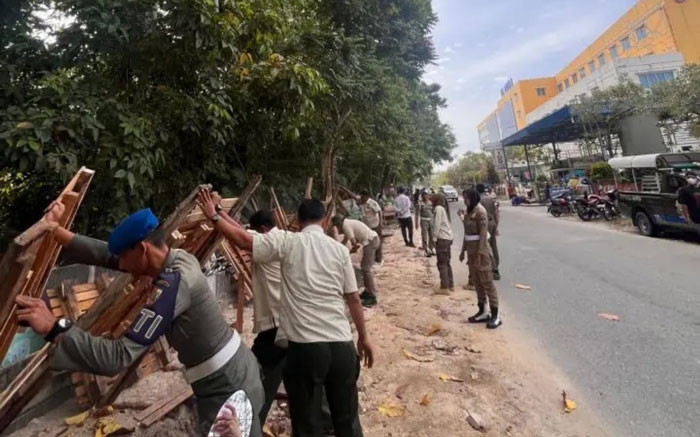 Petugas satpol PP Pekanbaru melakukan pembongkaran bangunan liar atau PKL di Jalan Bima, tepatnya di depan RS Prima Pekanbaru, Rabu (29/10/2025).