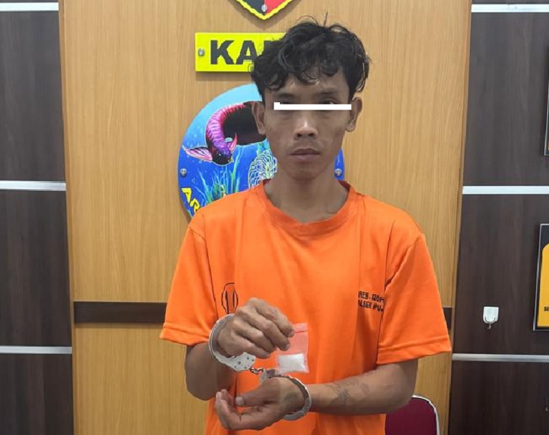Tersangka Juin saat diamankan di Mapolsek Pujud.