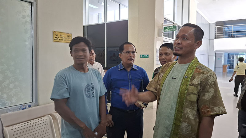 Wali Kota (Wako) Pekanbaru, Agung Nugroho, mengunjungi korban konflik antara manusia dan gajah di RSUD Arifin Achmad.