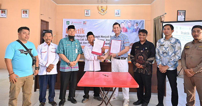 Ketua DPD II Aspekpir Kabupaten Bengkalis, Abdul Kadir melakukan kerja sama dengan pelaku UMKM di Kecamatan Bantan, Kamis (30/10/2025).