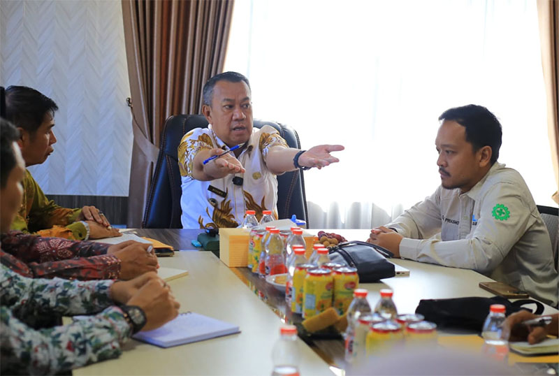Wakil Bupati Muzamil ketika menggelar rapat koordinasi bersama Manager PLN ULP Selatpanjang Dalie Prasmono, Kamis (30/10/2025).