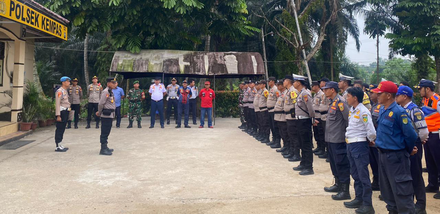 APEL: Kabag Ops Polres Inhil AKP Buha Siahaan memimpin apel pengamanan pelaksanaan MTQ ke-55 Inhil di Kecamatan Kempas, Rabu (29/10/2025).