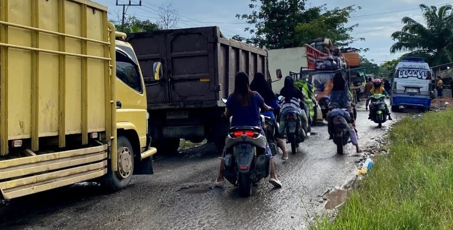 MACET: Pengendara terjebak kemacetan di Jalan Lintas Sinaboi, Kecamatan Sinaboi, Kabupaten Rokan Hilir, baru-baru ini. Kemacetan terjadi karena kendaraan terjebak di jalan  yang rusak parah.