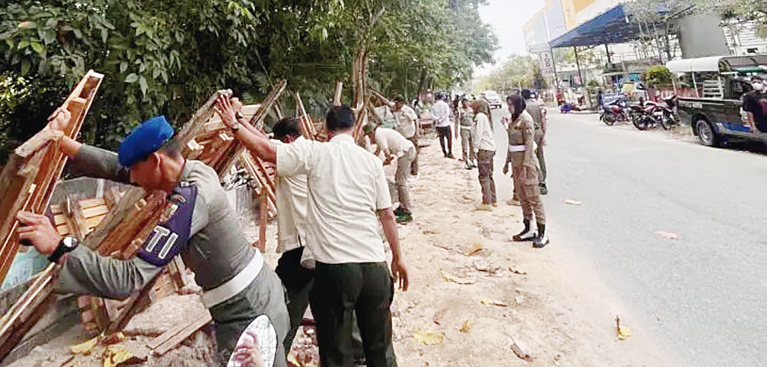 Petugas Satpol PP Pekanbaru membongkar bangunan liar atau lapak PKL di Jalan Bima, tepatnya di depan RS Prima, Pekanbaru, Rabu (29/10/2025).