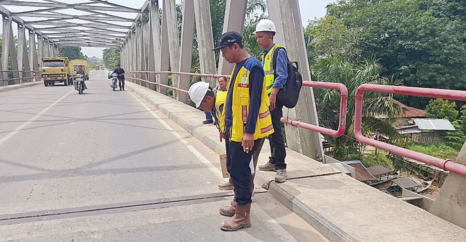 Tim dari BPJN Riau melakukan pemeriksaan kondisi Jembatan Siak II, Rabu (29/10/2025).