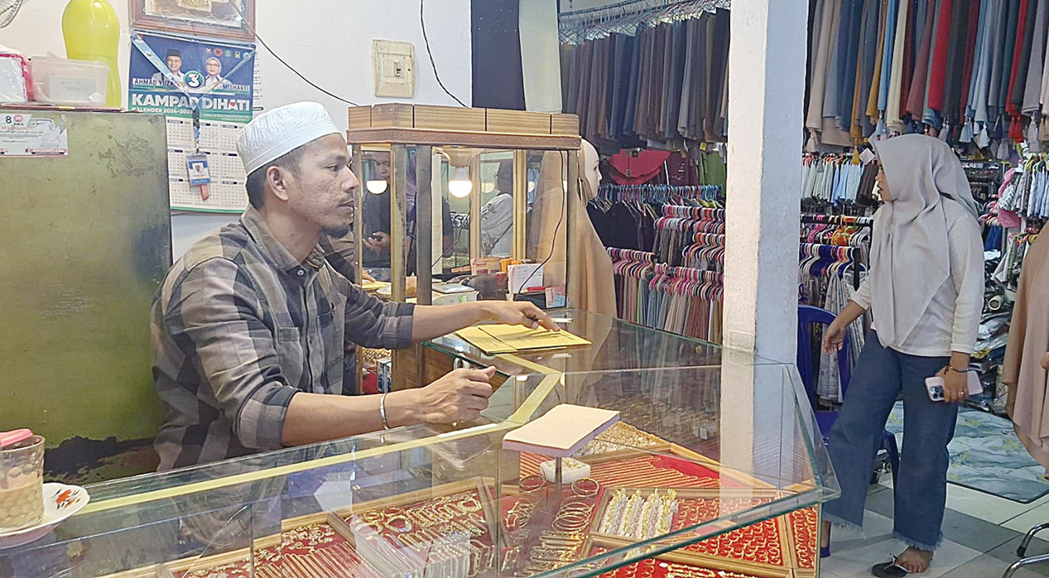 Pedagang Toko Mas Sumatera Plaza Bang&shy;ki&shy;nang saat menunggu pembeli, Rabu (29/10/2025). Saat ini warga lebih banyak menjual emas daripada membeli.