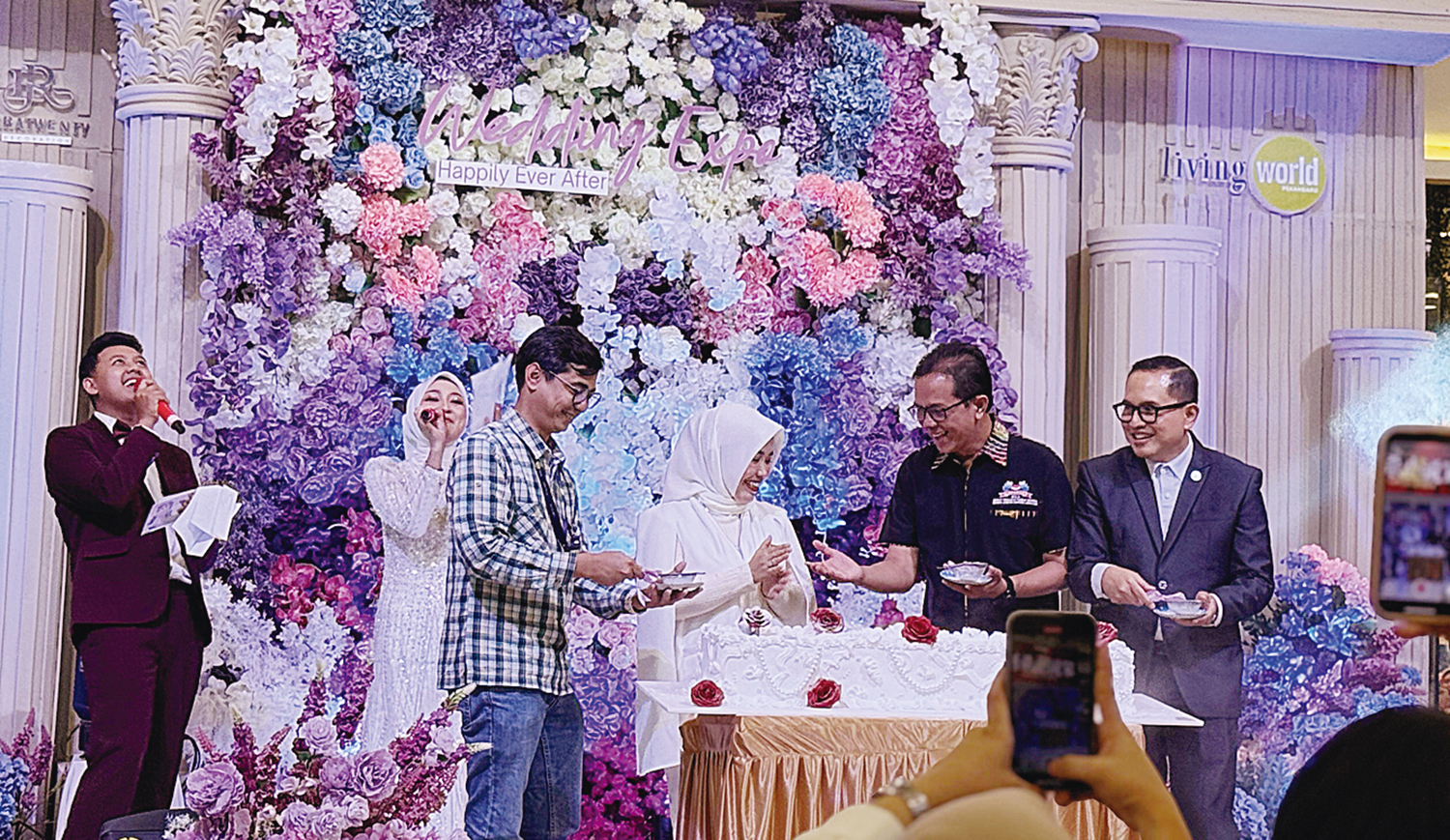 Wedding Expo: Suasana pembukaan iven Wedding Expo &ldquo;Happily Ever After&rdquo; di Living World Pekanbaru, Selasa (28/10/2025).  Acara berlangsung 28 Oktober hingga 3 November 2025.&nbsp;