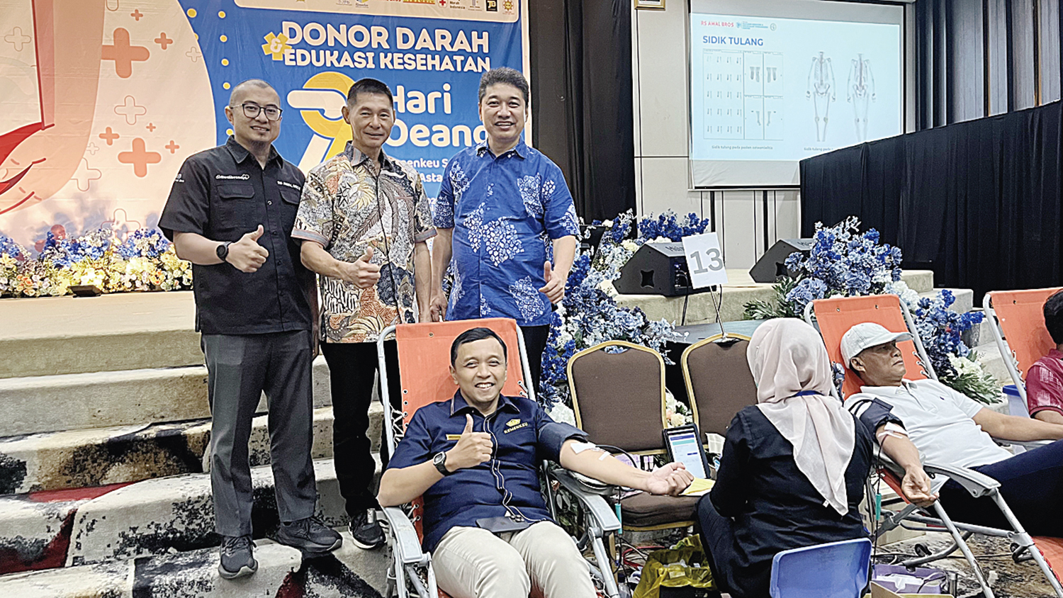 DONOR DARAH: Kemenkeu Riau bersama IKPTB, Komunitas Jumat Berkah, Rumah Sakit Awal Bros, Klinik Tamrin dan Hotel Furaya menggelar kegiatan donor darah memperingati Hari Oeang yang berlangsung di Hotel Furaya, Rabu (29/10/2025).