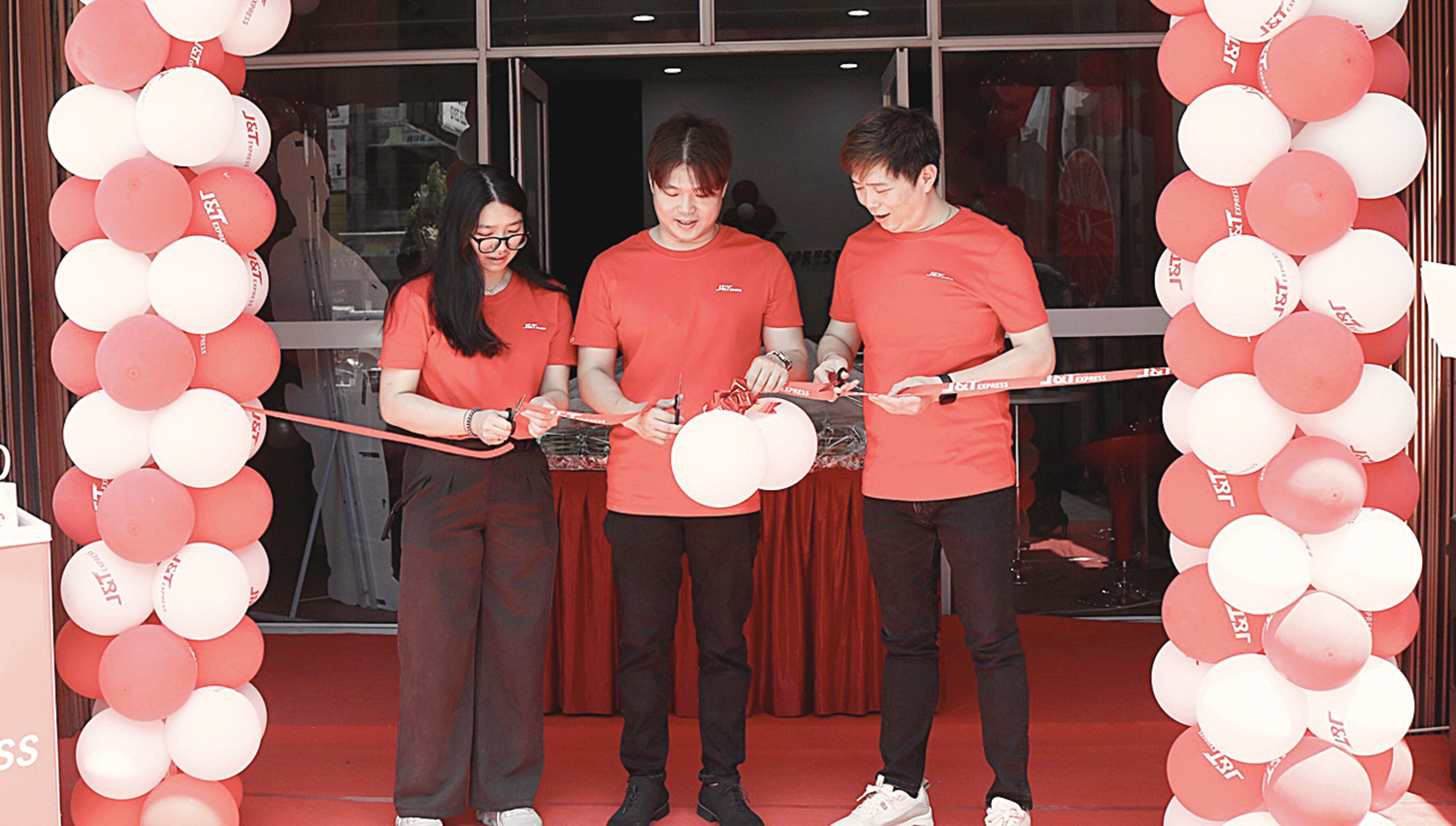 Manager Customer Management J&T Express Erica Chandra, General Manager J&T Express Cabang Pekanbaru Suprianto dan Komisaris J&T Express Iwan Senjaya saat meresmikan Drop Point Signature Pekanbaru, Senin (28/10/2025).