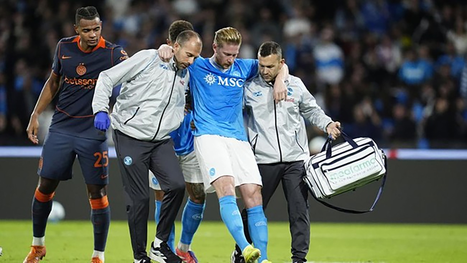 Gelandang serang SSC Napoli, Kevin de Bruyne (KDB) ketika dipapah dalam laga menghadapi Inter Milan di Serie A, Ahad (26/10/2025). KDB diprediksi absen panjang karena cedera hamstring dalam laga itu.
