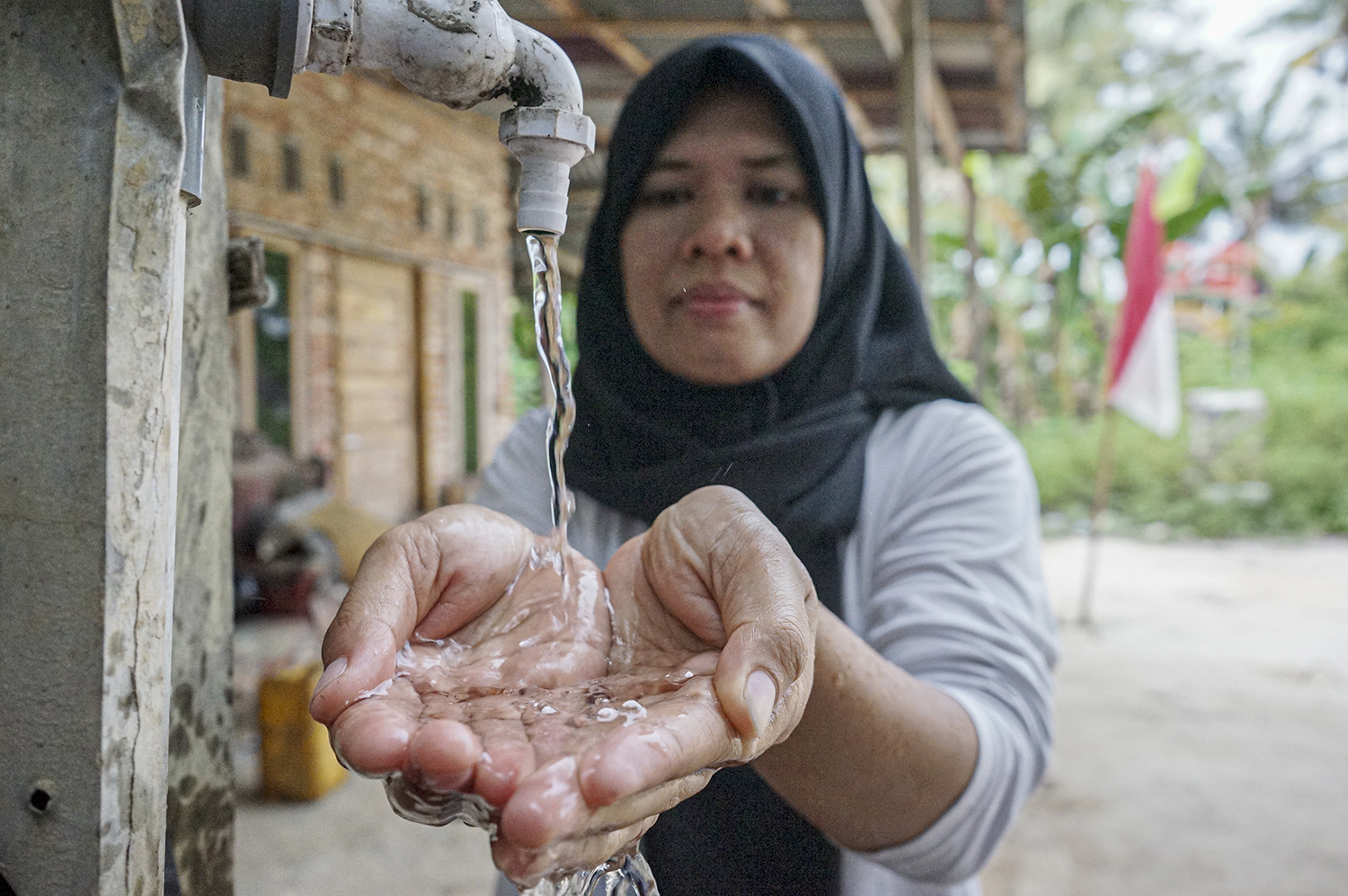 Warga memperlihatkan kondisi air bantuan dari Pertamina Hulu Rokan yang terlihat bersih, Jumat (3/10/2025).