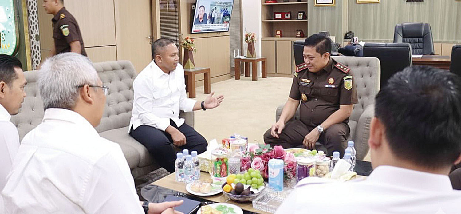 Kajati Riau Sutikno berbincang bersama Gubernur Riau Abdul Wahid pada kunjungan silaturahmi dan koordinasi di Kantor Gubernur pada Rabu (29/10/2025).