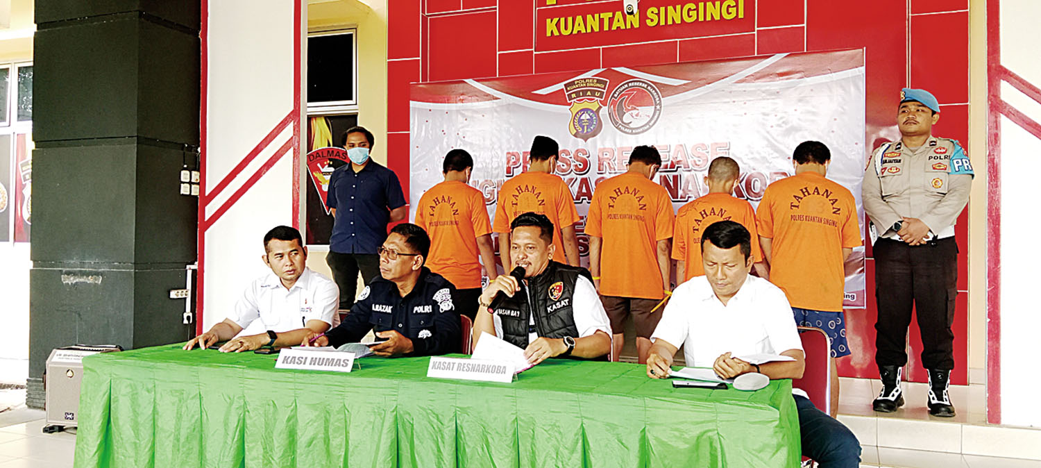 Kasatres Narkoba Polres Kuansing Iptu Hasan Basri membeberkan pengungkapan kasus narkotika di Polres Kuansing selama tiga bulan terakhir dalam konferensi pers di Mapolres, Rabu (29/10/2025).
