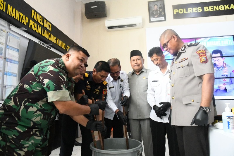 Polres Bengkalis musnahkan barang bukti narkotika jenis sabu seberat 896,13 gram dengan cara dilarutkan dalam air di Aula Kantor Polres Bengkalis, Rabu (29/10/2025).