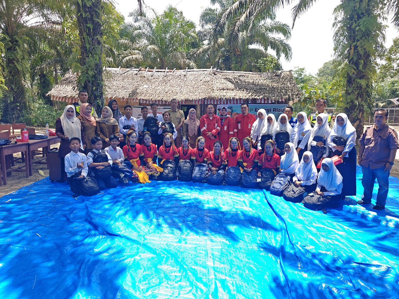 Manajemen PT EMP Energi Riau bersama kepala sekolah dan guru SMP Marginal Suku Talang Mamak serta para siswa pada kegiatan "EMP Mengajar" di Desa Talang Sungai Limau, Kecamatan Rakit Kulim,